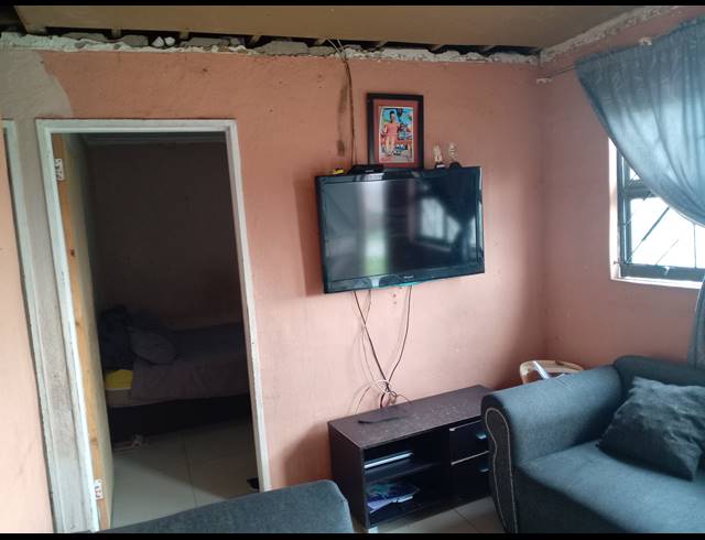 2 BEDROOM HOUSE FOR SALE IN UMLAZI Y